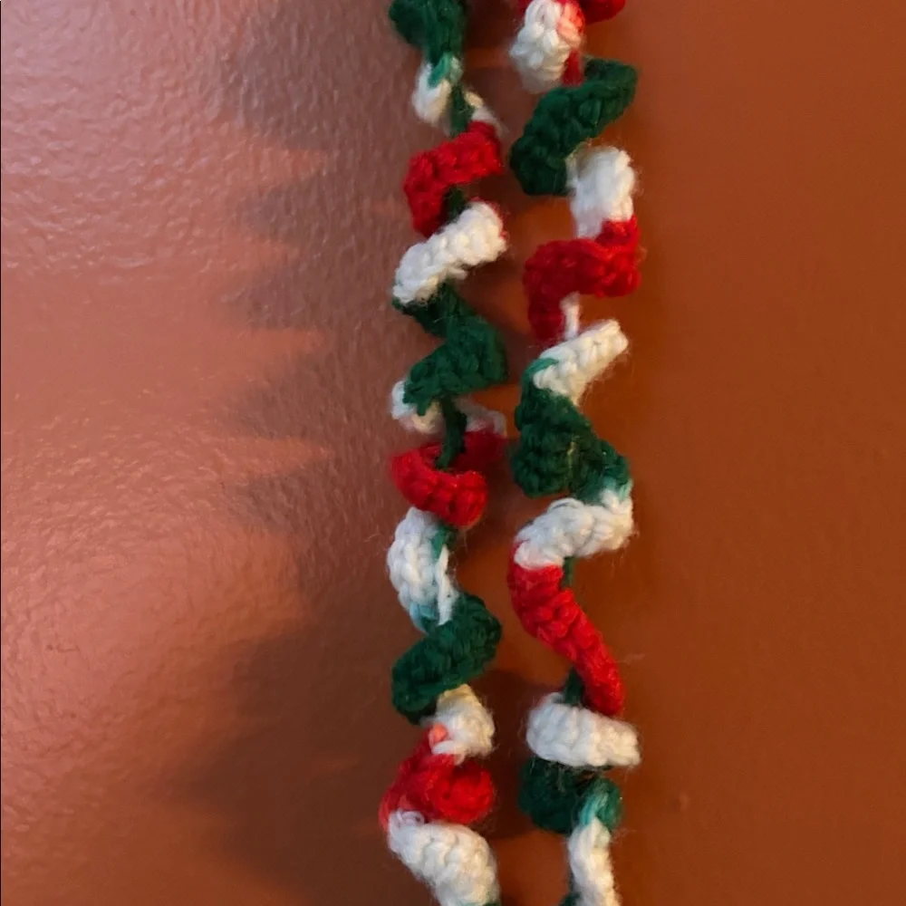 4 piece Lot Hand Crocheted Christmas Decor 2 Wall Hangers & Yards of Garland MCM